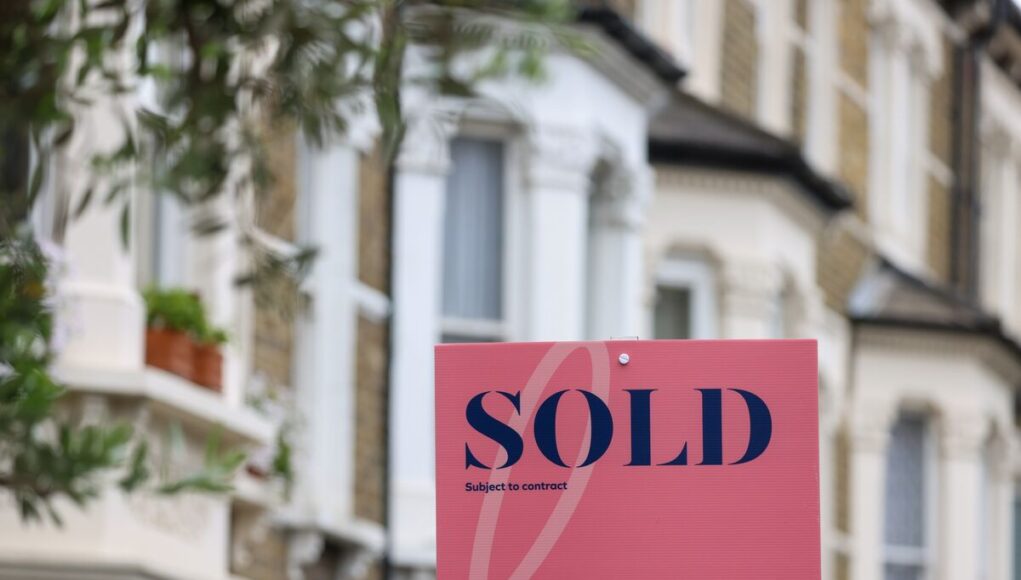 UK Mortgage Approvals Rise for Sixth Month to Highest Since 2022