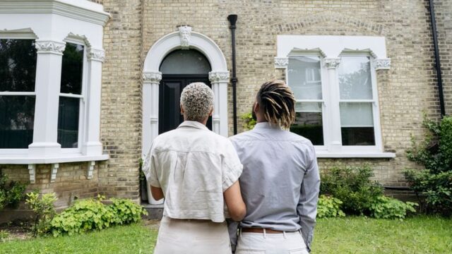 Average new mortgage rate falls for first time since 2021