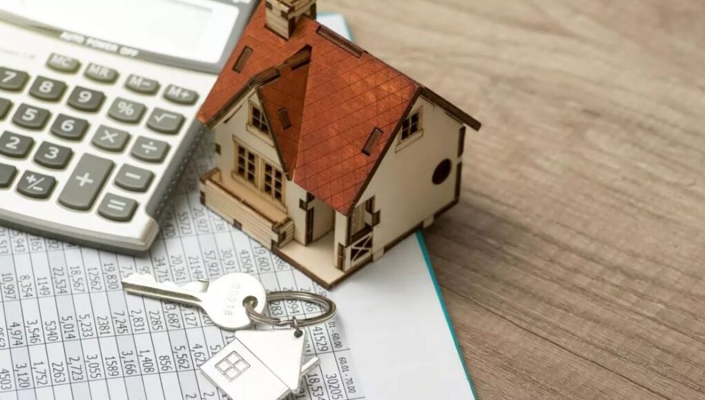 People aged 50 to 69 issued 'gamble' warning over taking out mortgage