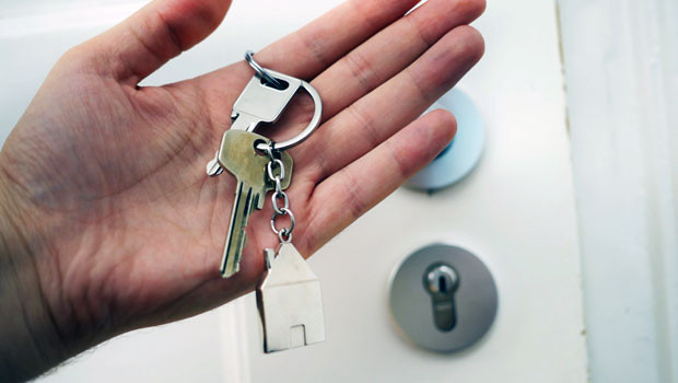 UK mortgage approvals edge lower