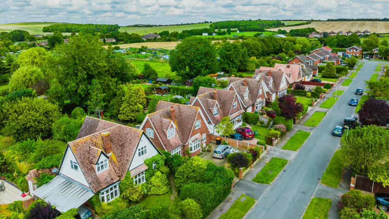 £25,000 in savings? Here’s how I’d look to earn a second income from the UK property market
