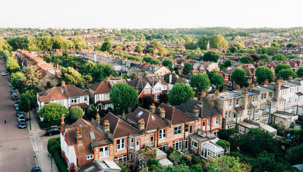 UK households 'struggling' as mortgage defaults jump