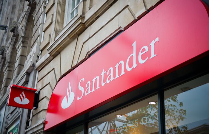 Santander UK delays Q3 results, mortgage lending falls
