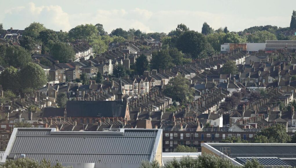 Average UK house price falls by £1,575 month on month