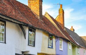 UK house prices flatline as rising mortgage costs weigh on market