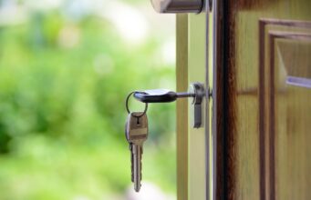 House price falls spread across UK as seller pressure intensifies
